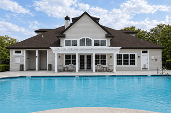 Resort-style pool & sundeck